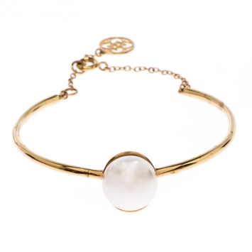 Pre Owned CH Carolina Herrera Faux Pearl Charm Gold Tone Bracelet 