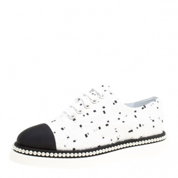 Pre Owned Chanel Monochrome Tweed and Canvas Cap Toe Faux Pearl Trim Oxfords Size 40