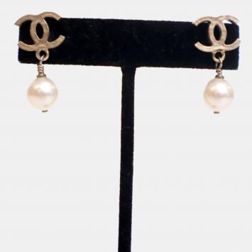Pre Owned Chanel Vintage CC Pearl Drop Earrings