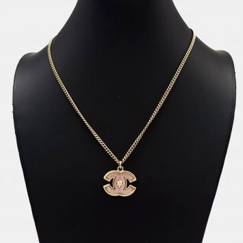 Pre Owned قلادة شعار معدني شانيل