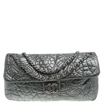 مملوكة مسبقًا Chanel Grey Embossed Patent Leather Flap Bag
