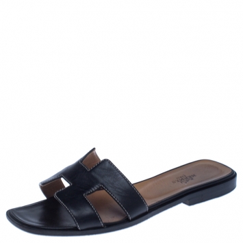 مملوكة مسبقًا Hermes Black Leather Oran Flat Slides Size 37