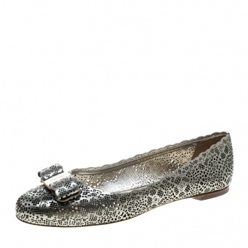 مملوكة مسبقًا Salvatore Ferragamo Metallic Grey Perforated Leather Varina Bow Ballet Flats Size 39