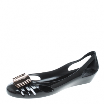 مملوكة مسبقًا Salvatore Ferragamo Black Jelly Bermuda Flats Size 40.5