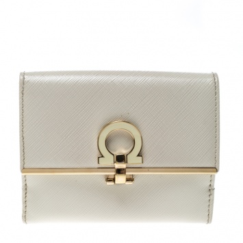 Pre Owned Salvatore Ferragamo Cream Leather Gancio Compact Wallet
