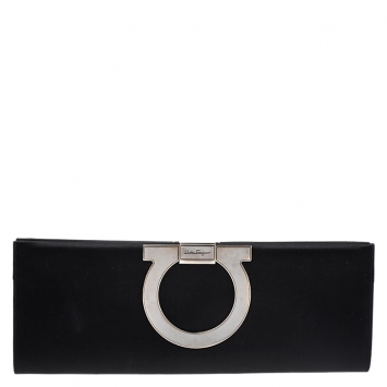 مملوكة مسبقًا Salvatore Ferragamo Black Satin Musa Gancini Clutch