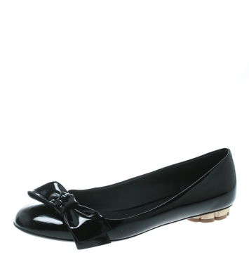 مملوكة مسبقًا Salvatore Ferragamo Black Patent Leather Vola Bow Detail Flower Heel Flats Size 39