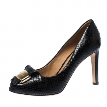 مملوكة مسبقًا Salvatore Ferragamo Black Python Gilda Peep Toe Pumps Size 39