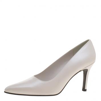 Pre Owned Stuart Weitzman White Pearl Finish Leather Pointed Toe Pumps Size 38.5