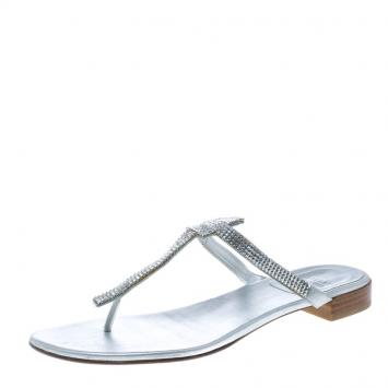 مملوكة مسبقًا Stuart Weitzman Silver Leather Vanity Crystal Encrusted T Strap Flat Sandals Size 39.5