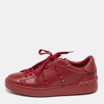 مملوكة مسبقً�ا Valentino Red Leather Rockstud Low Top Sneakers Size 39.5