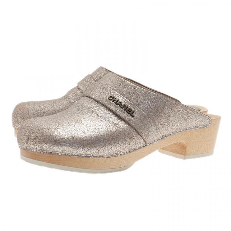 Pre Owned Chanel Metallic Silver Leather Clogs Size 38.5