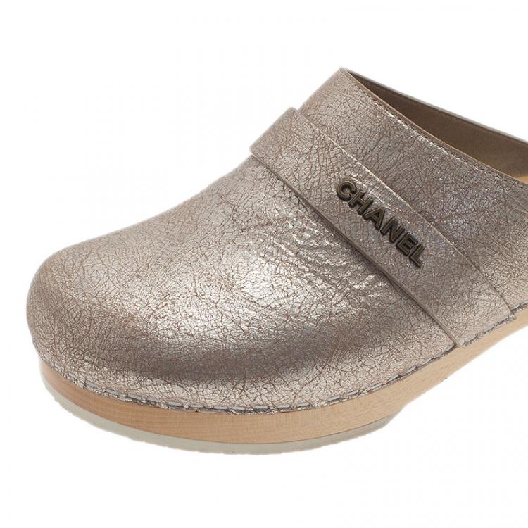 Pre Owned Chanel Metallic Silver Leather Clogs Size 38.5
