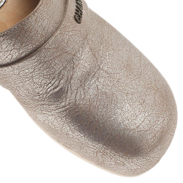 Pre Owned Chanel Metallic Silver Leather Clogs Size 38.5