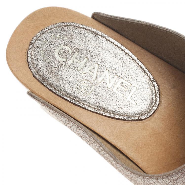 Pre Owned Chanel Metallic Silver Leather Clogs Size 38.5