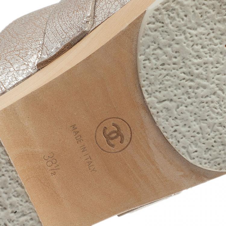 Pre Owned Chanel Metallic Silver Leather Clogs Size 38.5