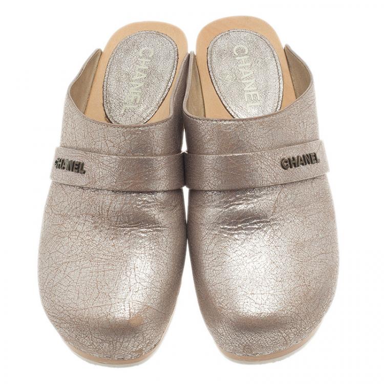 Pre Owned Chanel Metallic Silver Leather Clogs Size 38.5