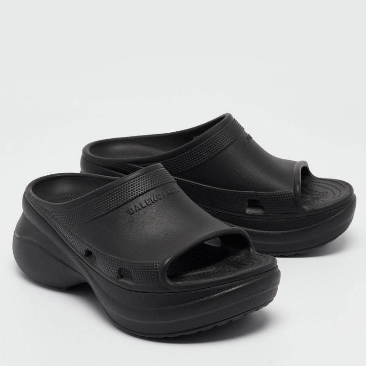 Pre Owned Balenciaga Black Rubber Flat Slides Size 42