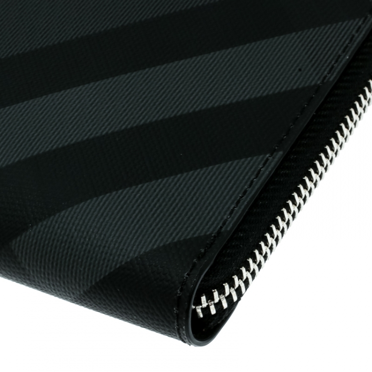 مملوكة مسبقًا Burberry Black Check PVC Nolan Travel Wallet