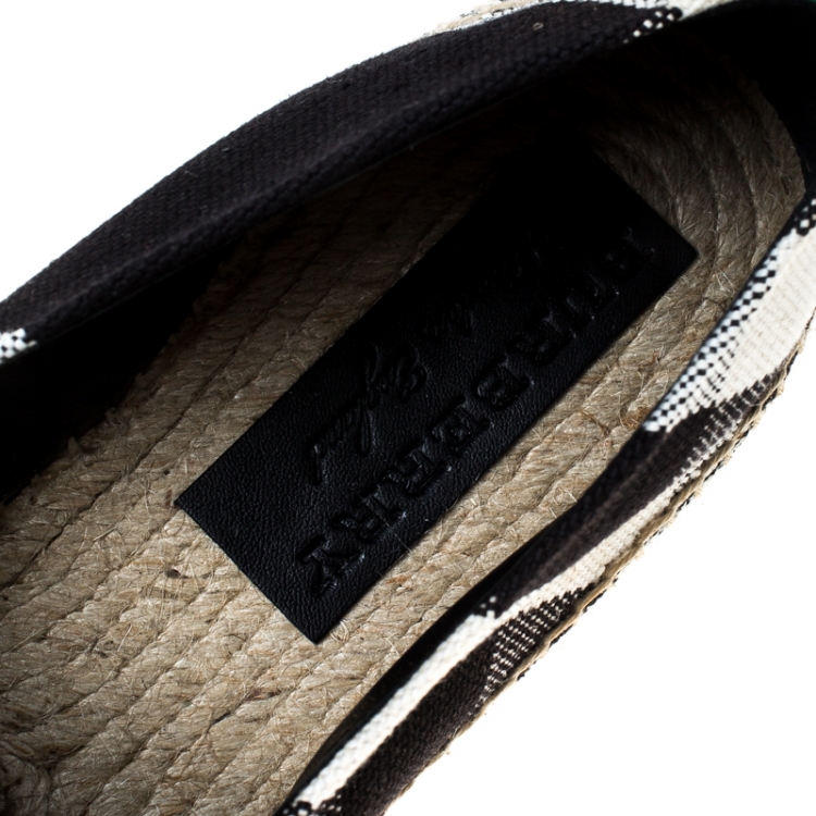 مملوكة مسبقًا Burberry Black Canvas Check Pateman Slip On Espadrille Loafers Size 43