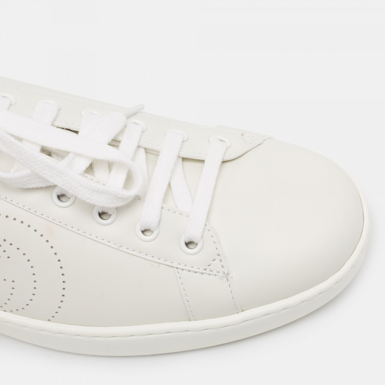 مملوكة مسبقًا Gucci White Perforated Interlocking G Leather Ace Sneakers Size 44.5