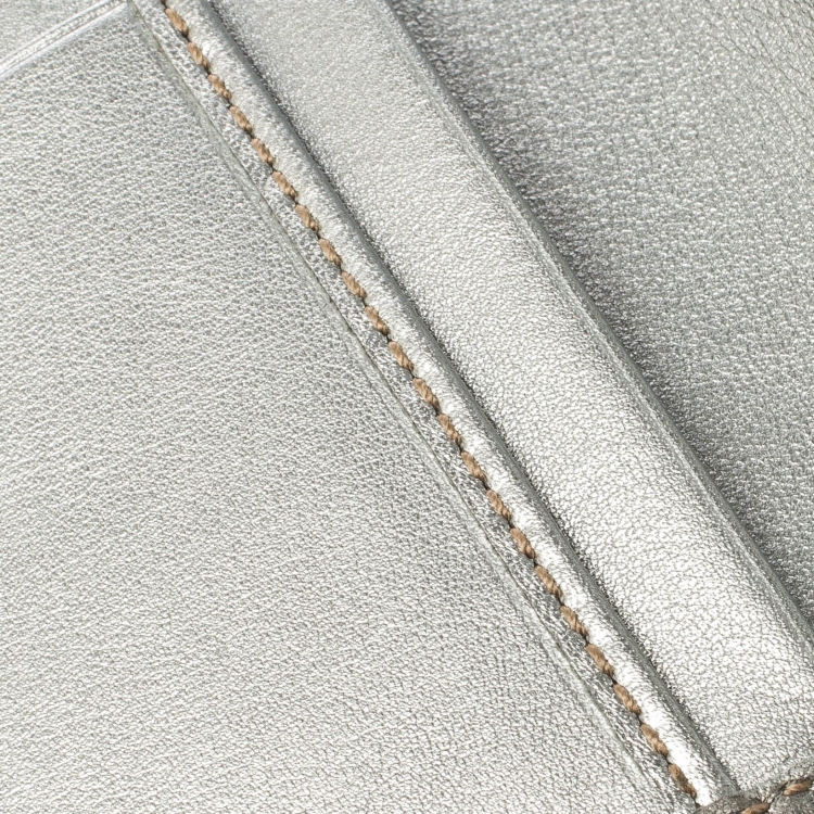 مملوكة مسبقًا Gucci Silver Guccissima Leather Bifold Wallet
