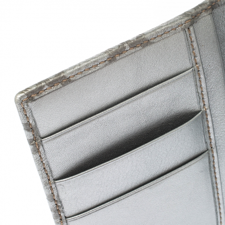 مملوكة مسبقًا Gucci Silver Guccissima Leather Bifold Wallet
