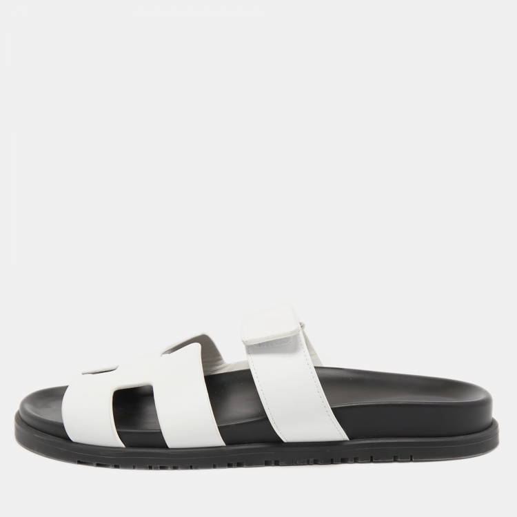 مملوكة مسبقًا Hermes White Leather Chypre Slides Size 41