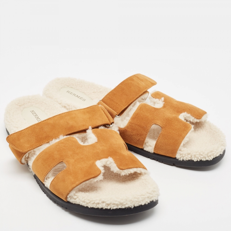 مملوكة مسبقًا Hermes Tan Suede Fur Lined Chypre Slides Size 45 