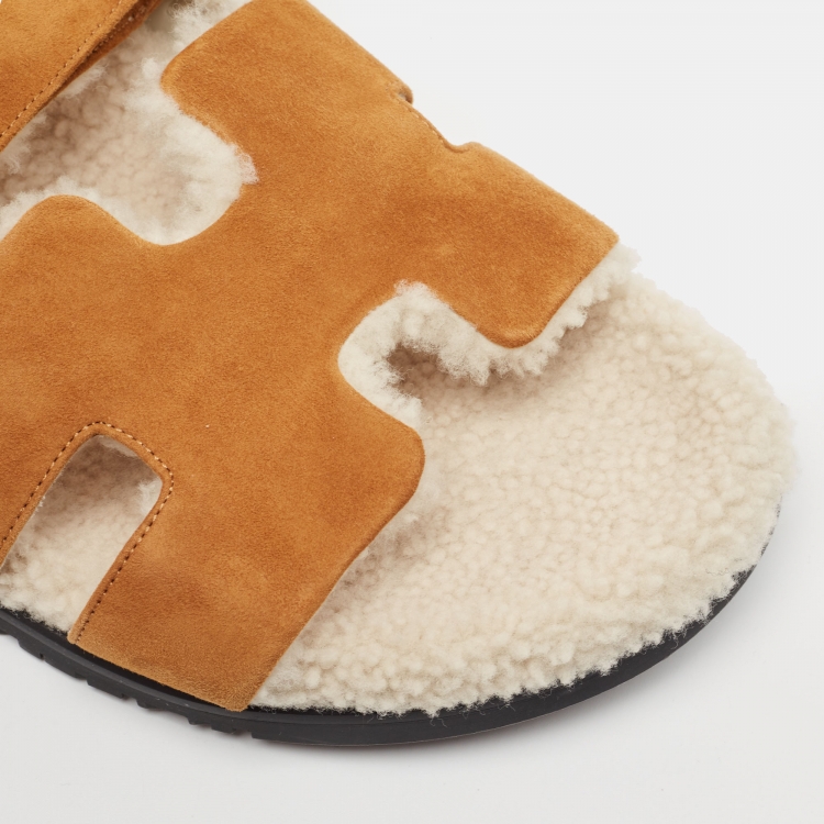 مملوكة مسبقًا Hermes Tan Suede Fur Lined Chypre Slides Size 45 