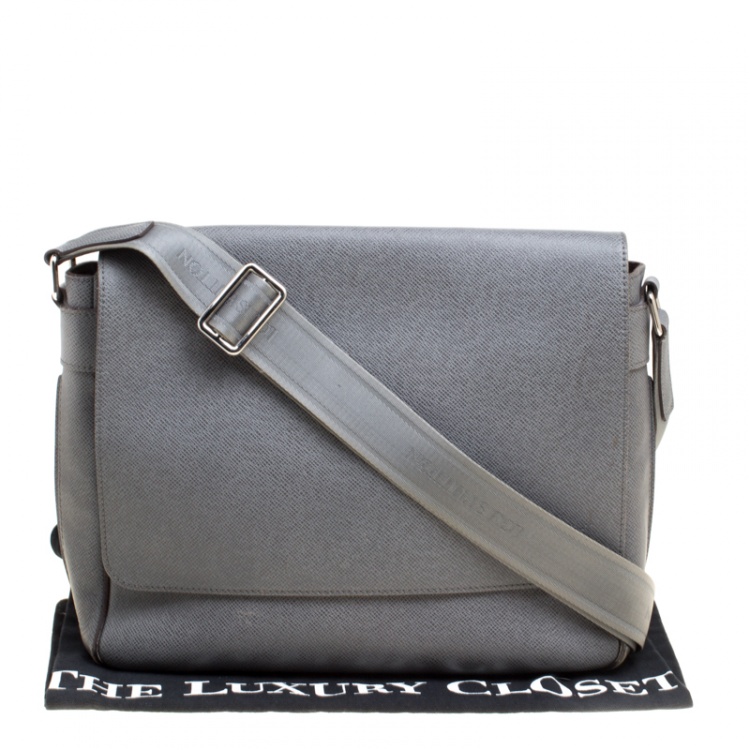 Pre Owned Louis Vuitton Grey Taiga Leather Roman MM Bag