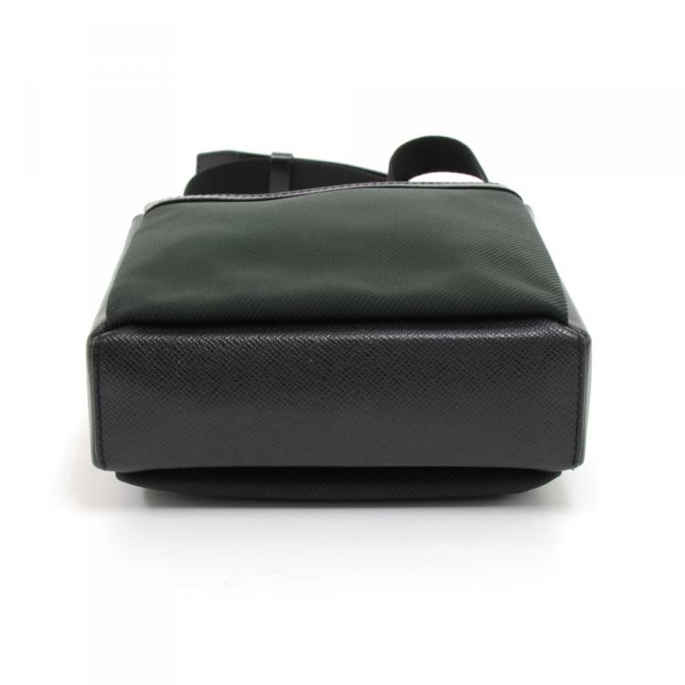 Pre Owned Louis Vuitton Taiga Leather Sayan Messenger Bag