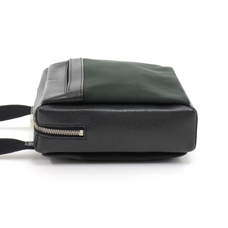 Pre Owned Louis Vuitton Taiga Leather Sayan Messenger Bag