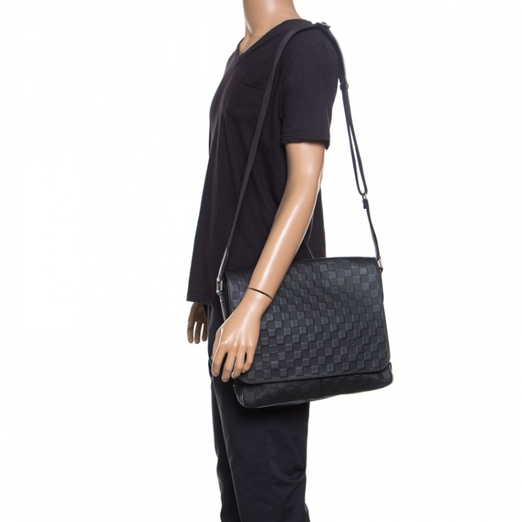 Louis Vuitton District Mm in Black for Men