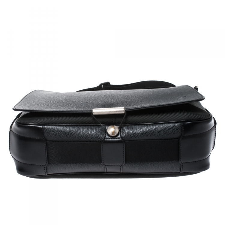 Pre Owned Louis Vuitton Black/Green Taiga Leather and Nylon Viktor Messenger Bag