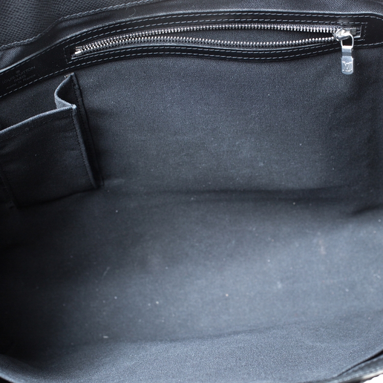 Pre Owned Louis Vuitton Black Taiga Leather Kasbek PM Bag