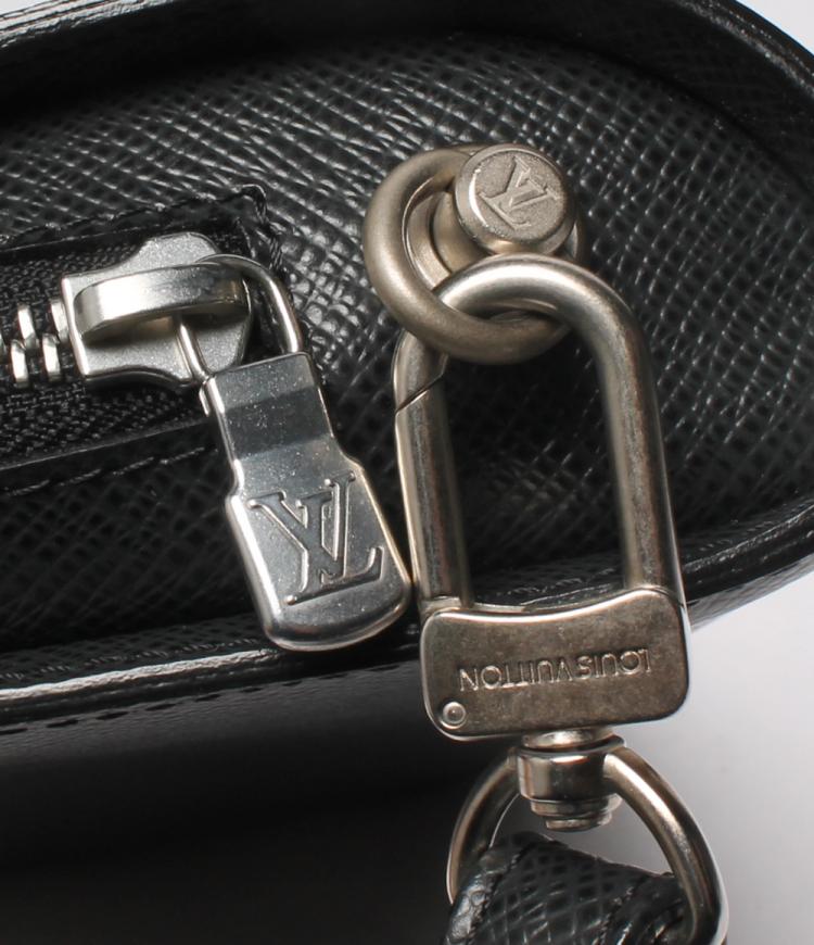 مملوكة مسبقًا Louis Vuitton Black Taiga Leather Pochette Baikal Wallet