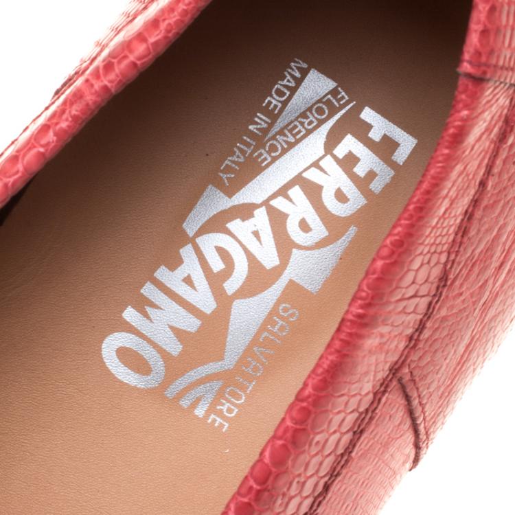 مملوكة مسبقًا Salvatore Ferragamo Coral Red Lizard Sardegna Loafers Size 42