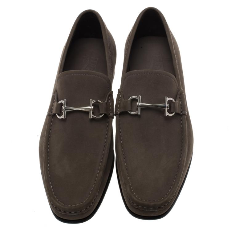 مملوكة مسبقًا Salvatore Ferragamo Grey Nubuck Maurice Gancio Bit Loafers Size 42.5