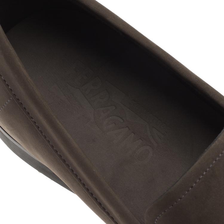 مملوكة مسبقًا Salvatore Ferragamo Grey Nubuck Maurice Gancio Bit Loafers Size 42.5