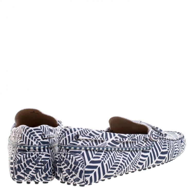 مملوكة مسبقًا Tod's Blue and White Printed Leather Bow Loafers Size 43