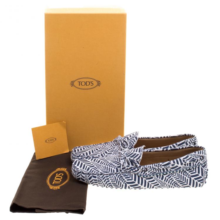 مملوكة مسبقًا Tod's Blue and White Printed Leather Bow Loafers Size 43