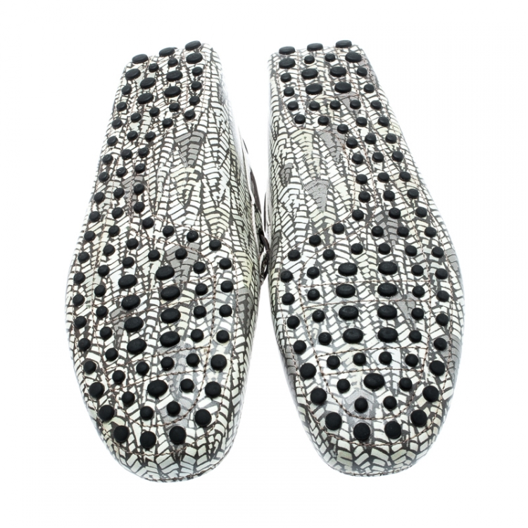مملوكة مسبقًا Tod's Green Abstract Print Leather Bow Loafers Size 44.5