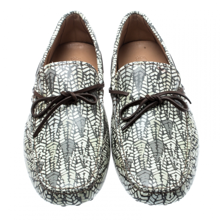 مملوكة مسبقًا Tod's Green Abstract Print Leather Bow Loafers Size 44.5