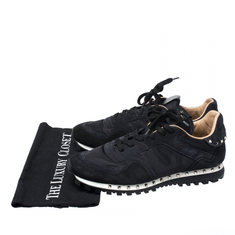 håndled rotation Uhøfligt Valentino Dark Blue/Black Suede And Camo Nylon Rockstud Sneakers Size 42.5  Valentino | TLC