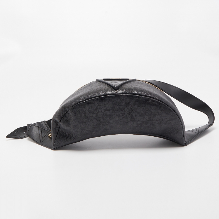 Pre Owned Versace Black Leather V Greca Signature Belt Bag 