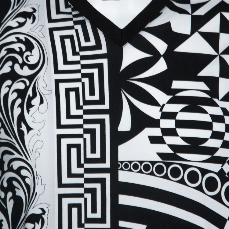 مملوكة مسبقًا Versace Monochrome Optical Illusion Print Cotton V-Neck T-Shirt L