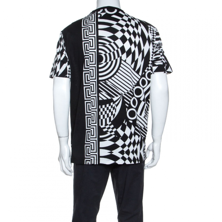 مملوكة مسبقًا Versace Monochrome Optical Illusion Print Cotton V-Neck T-Shirt L