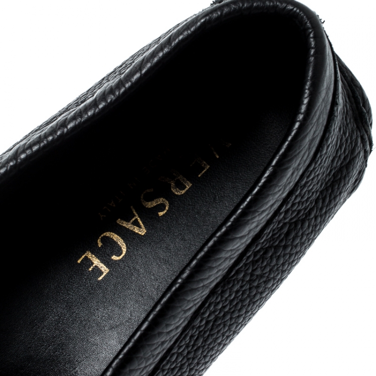 Pre Owned Versace Black Grained Leather Medusa Icon Chain Detail Loafers Size 42