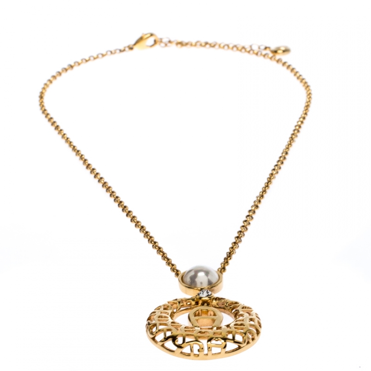 مملوكة مسبقًا Aigner Faux Pearl Crystal Textured Gold Tone Pendant Necklace